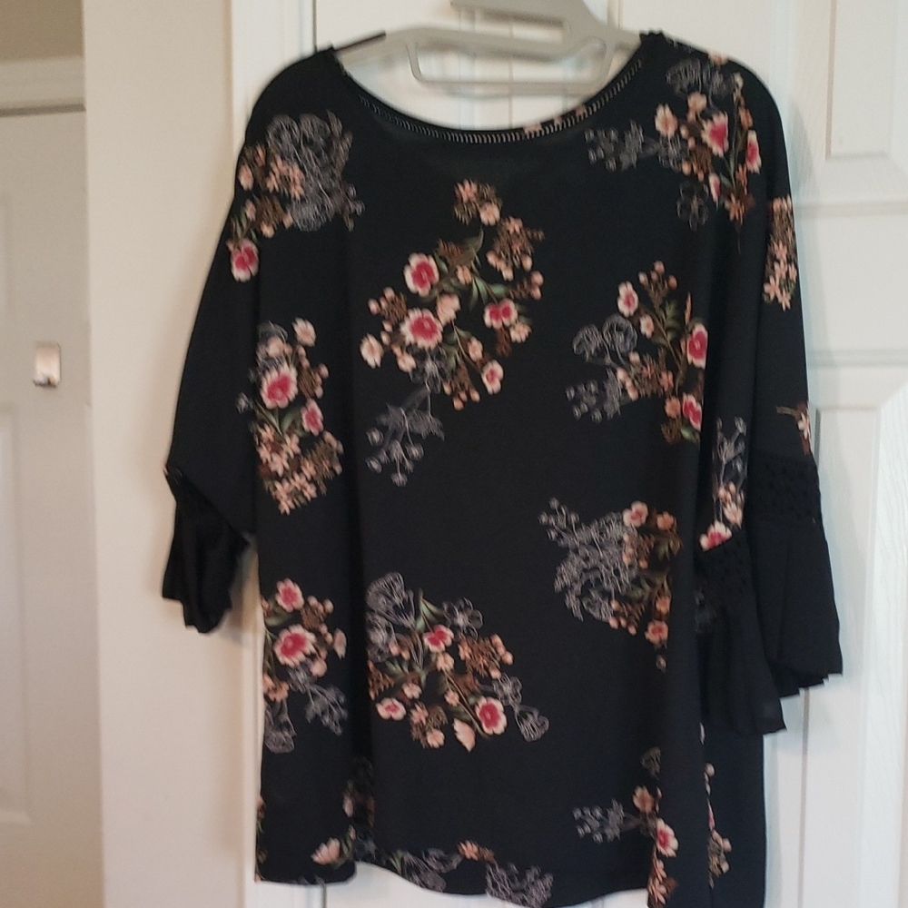 DR2 Black Floral Women's Blouse